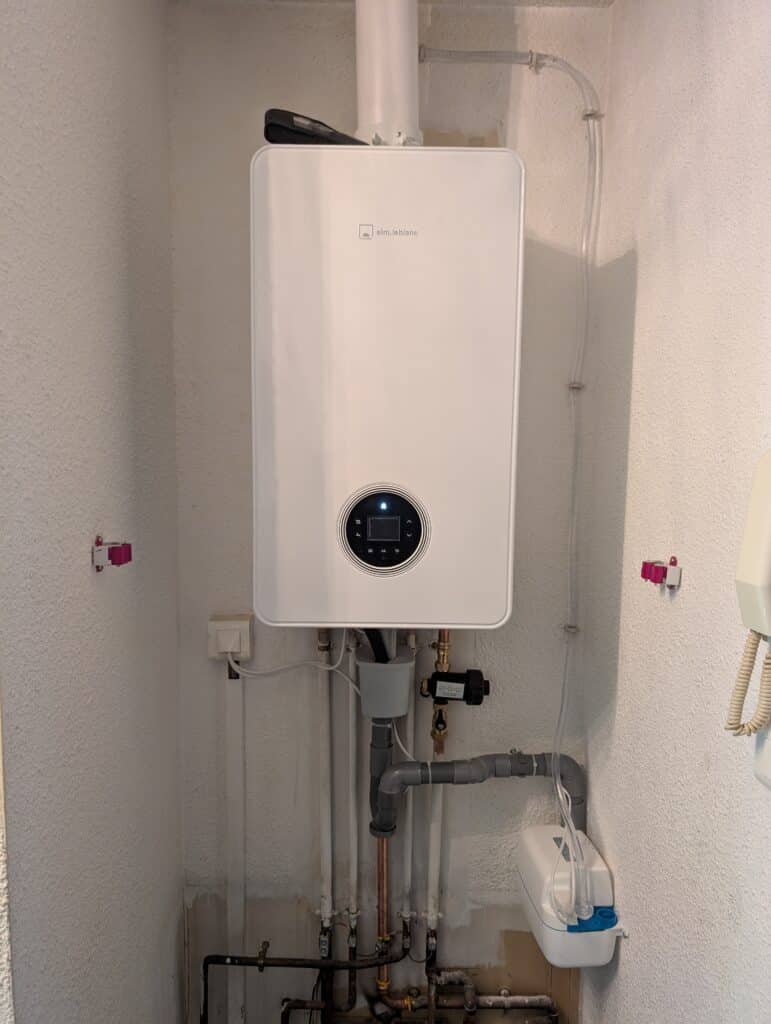 Chaudière à gaz installée dans une petite pièce, montrant un espace de chauffage compact et fonctionnel.