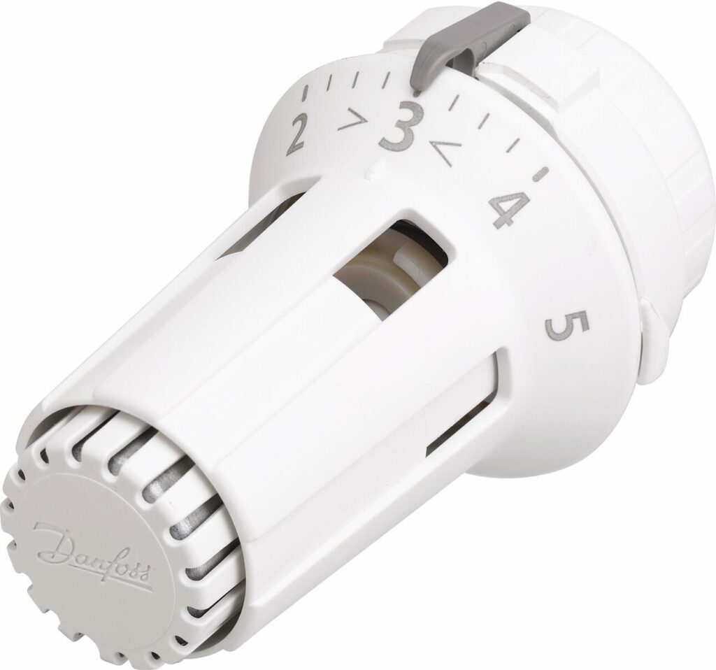 Un thermostat blanc avec un bouton blanc, essentiel pour le contrôle des systèmes de chauffage dans un intérieur moderne.