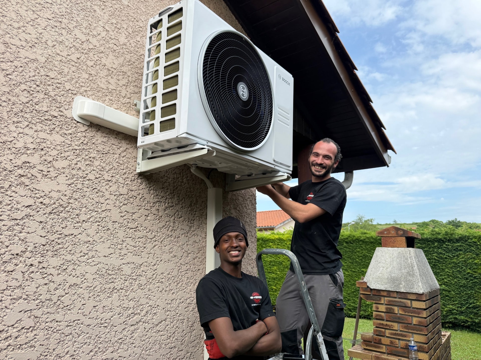 Installation Climatisation Bosch par Techniciens Qualifiés Techniciens VIP Services installant une climatisation Bosch sur le mur extérieur d'une maison.